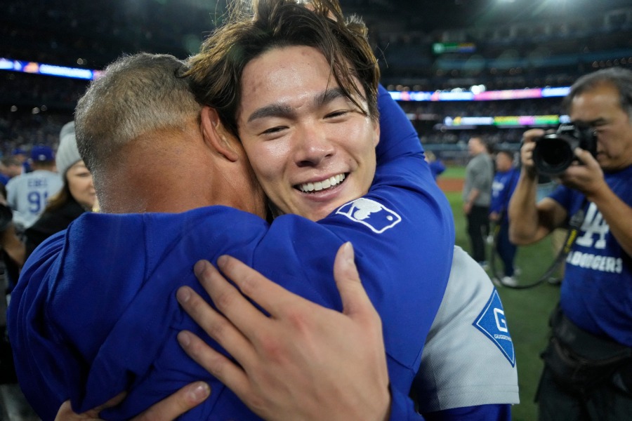 ドジャース・山本由伸と抱き合うデーブ・ロバーツ監督【写真：ロイター】