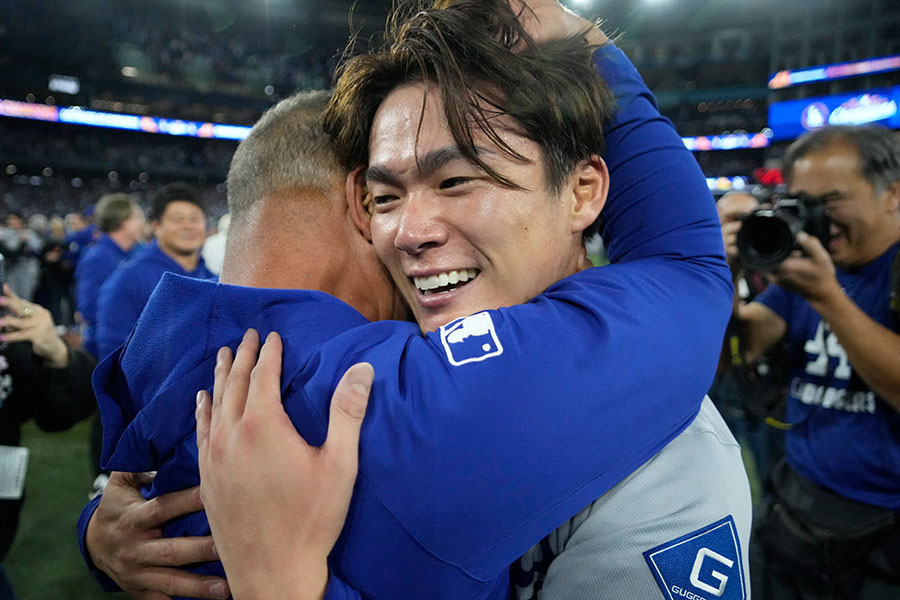 ドジャースのデーブ・ロバーツ監督と抱き合う山本由伸【写真：ロイター】
