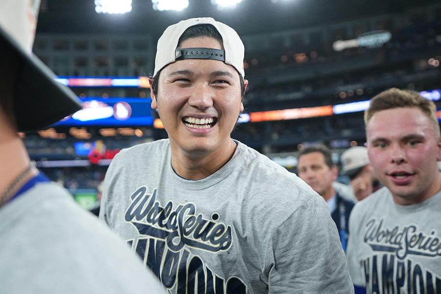 試合後のセレモニーで笑顔を見せるドジャース・大谷翔平【写真:ロイター】