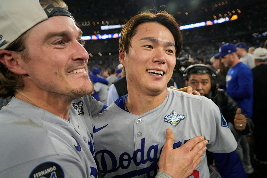 WS制覇を喜ぶドジャース・山本由伸とエンリケ・ヘルナンデス【写真：ロイター】