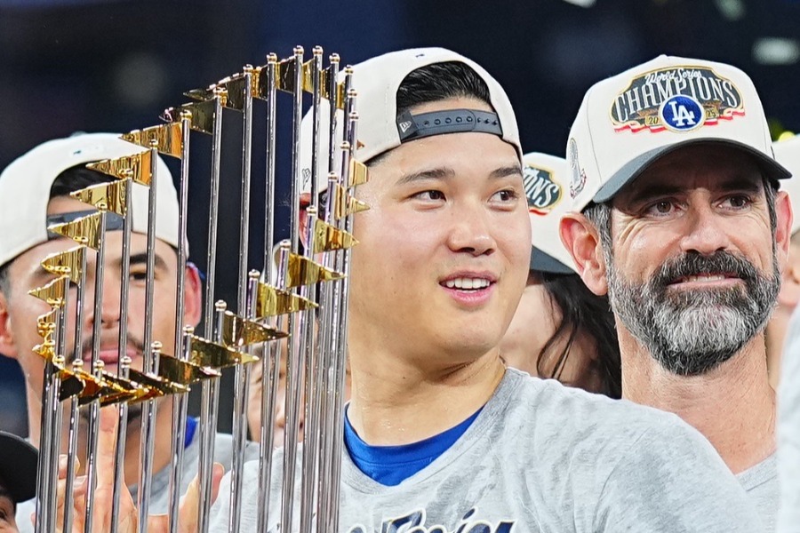 トロフィーを持つドジャース・大谷翔平【写真：荒川祐史】