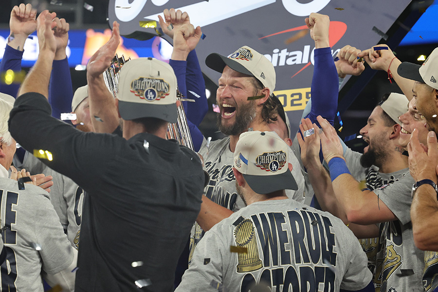 セレモニーで笑顔を見せるドジャースのクレイトン・カーショー【写真：アフロ】