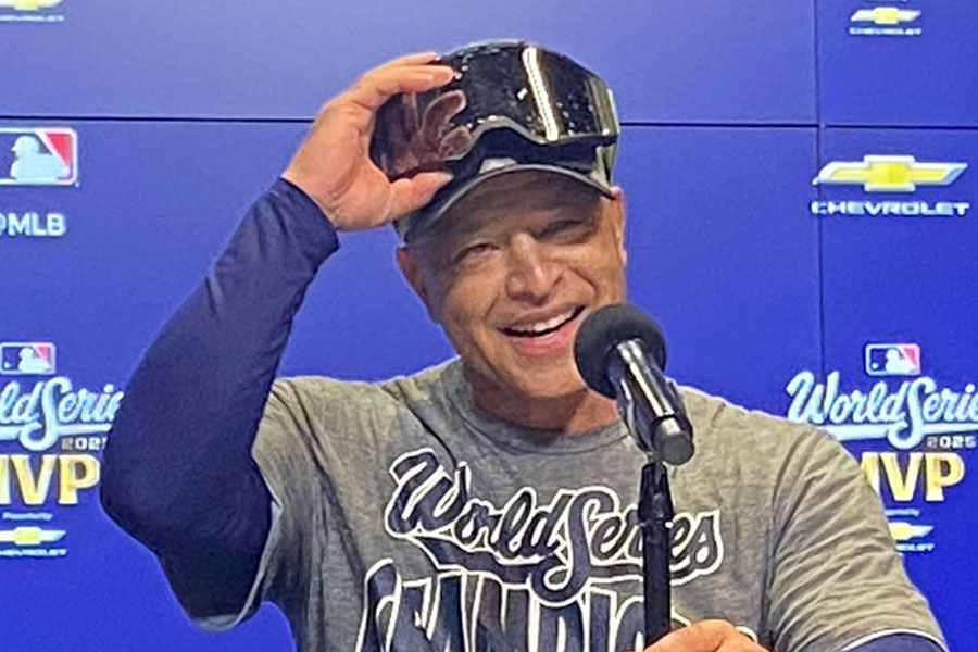 試合後の会見に出席したドジャースのデーブ・ロバーツ監督【写真:真柴健】