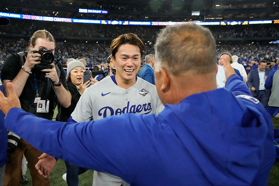 ドジャース・山本由伸(左)に駆け寄るのデーブ・ロバーツ監督【写真:ロイター】