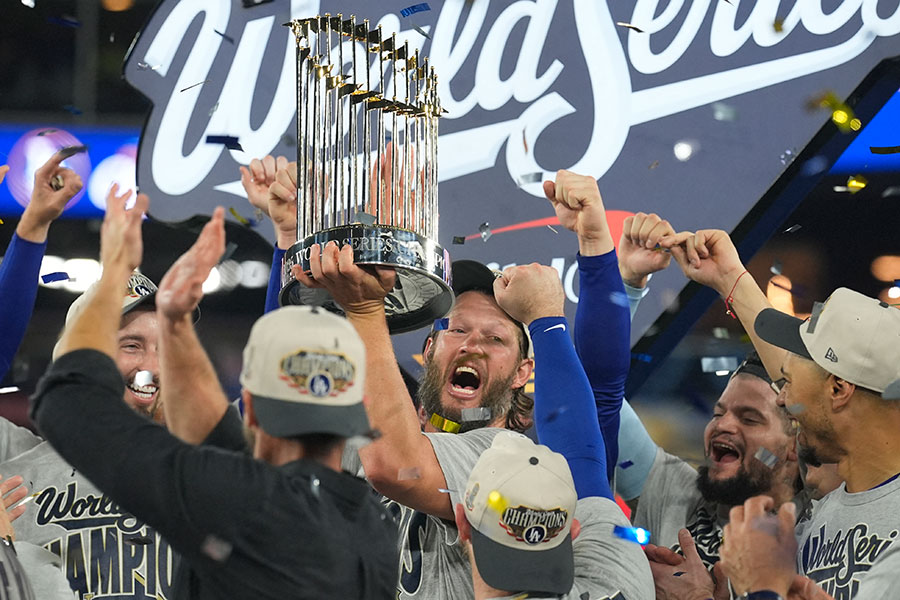 歓喜するドジャースナインとクレイトン・カーショー（中央）【写真：ロイター】