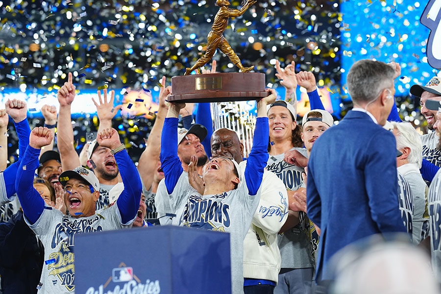 WS連覇を達成したドジャースナイン【写真：荒川祐史】