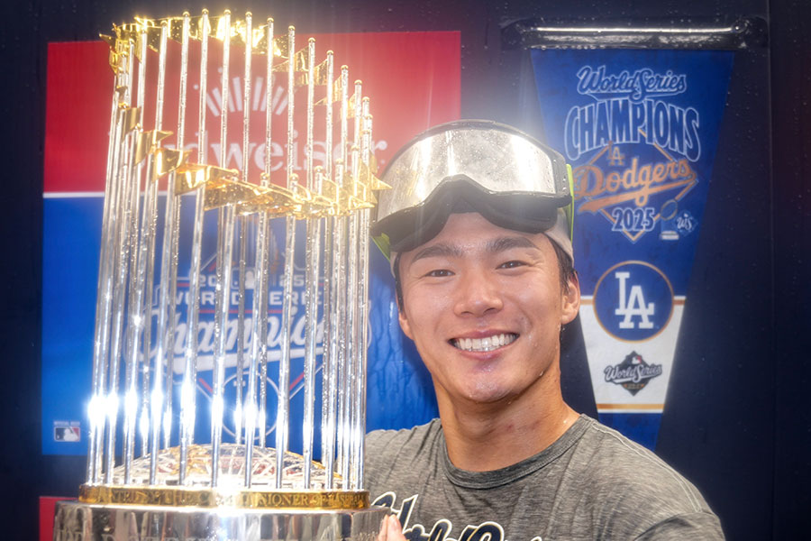 笑顔でトロフィーを掲げるドジャース・山本由伸【写真提供：ドジャース】