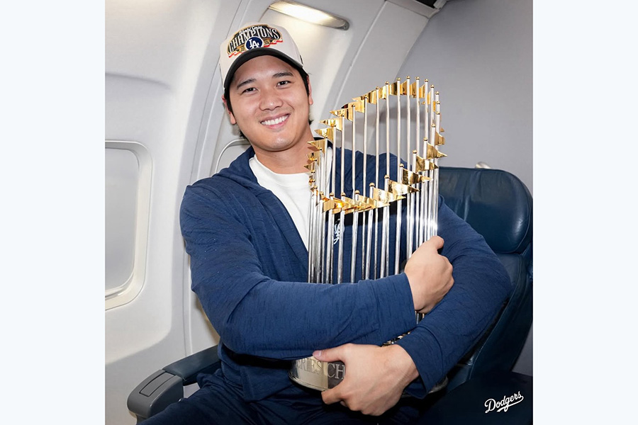 トロフィーを手に笑顔を見せるドジャース・大谷翔平【写真提供：ドジャース】