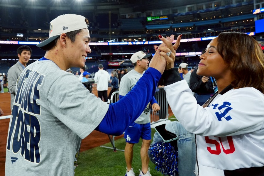 ドジャースの山本由伸（左）とムーキー・ベッツの妻・ブリアナさん【写真：荒川祐史】