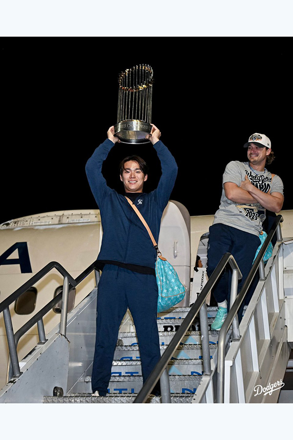 空港でトロフィーを掲げるドジャース・山本由伸【写真提供：ドジャース】
