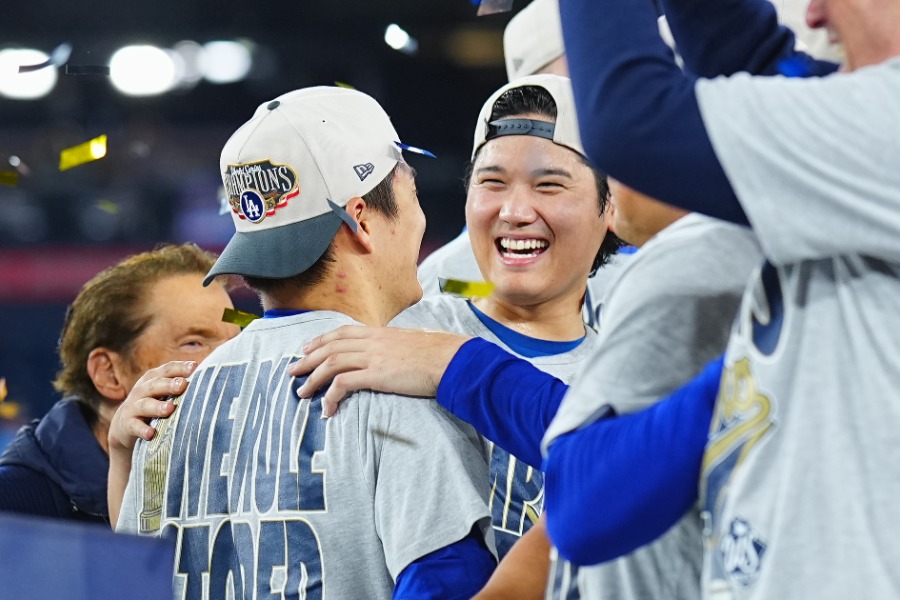 WS制覇を祝うドジャース・大谷翔平(右)と山本由伸【写真:荒川祐史】