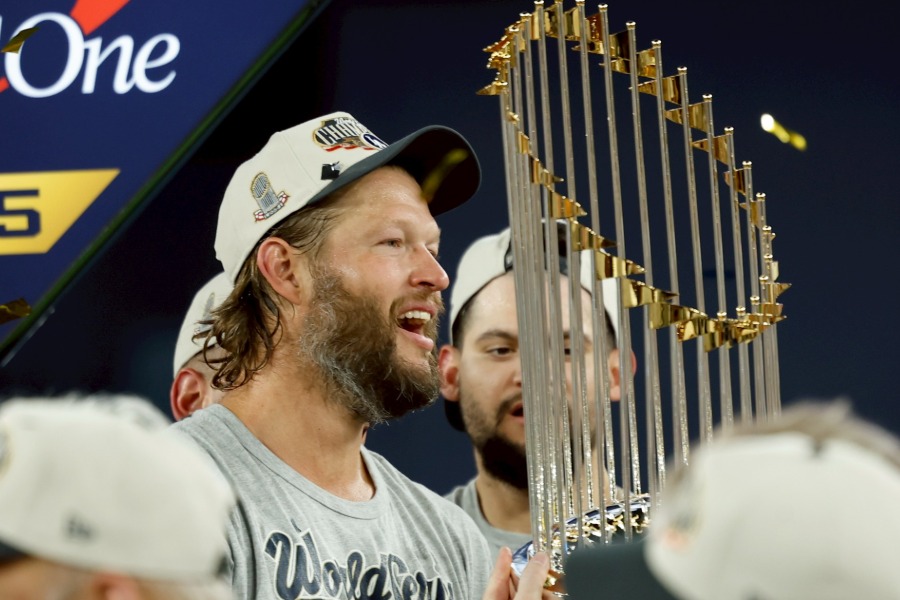 WS制覇に喜ぶドジャースのクレイトン・カーショー