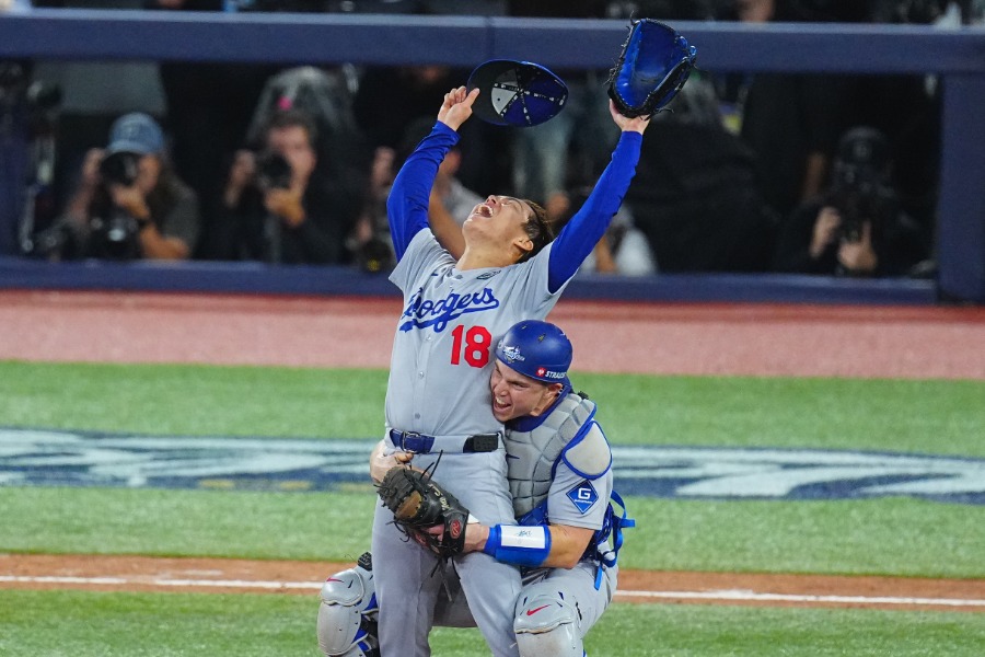 WS制覇を喜ぶドジャース・山本由伸とウィル・スミス【写真：荒川祐史】