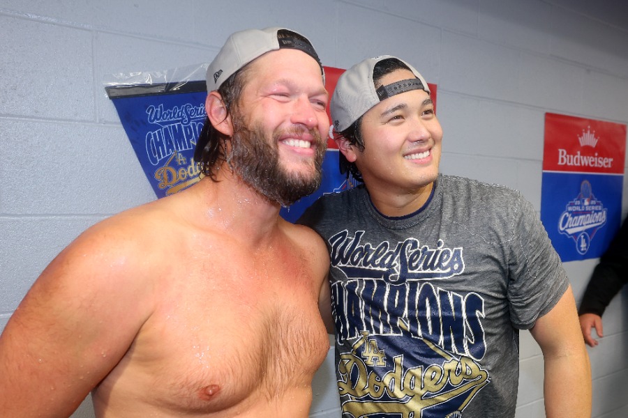 MLB公式Xが公開した大谷翔平とカーショーの記念撮影（画像はスクリーンショット）