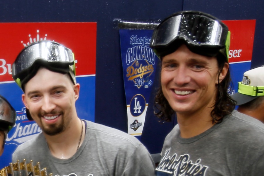 記念撮影をするドジャースのブレイク・スネル(左)とタイラー・グラスノー【写真:ロイター】