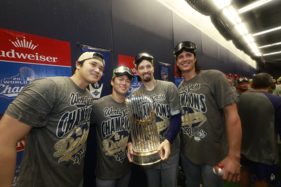 記念撮影をするドジャースの大谷翔平、山本由伸、ブレイク・スネル、タイラー・グラスノー(左から)