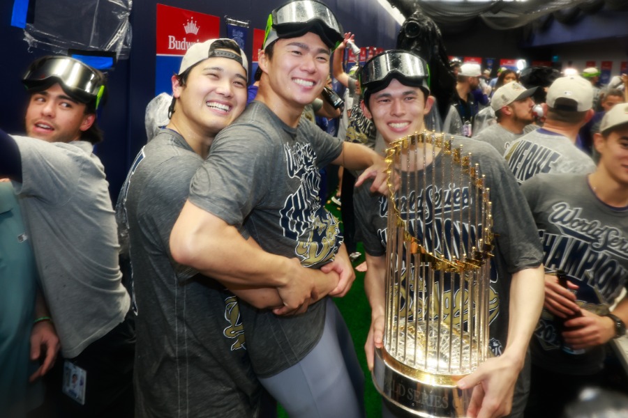 トロフィーと記念撮影をするドジャース・大谷翔平、山本由伸、佐々木朗希(左から)