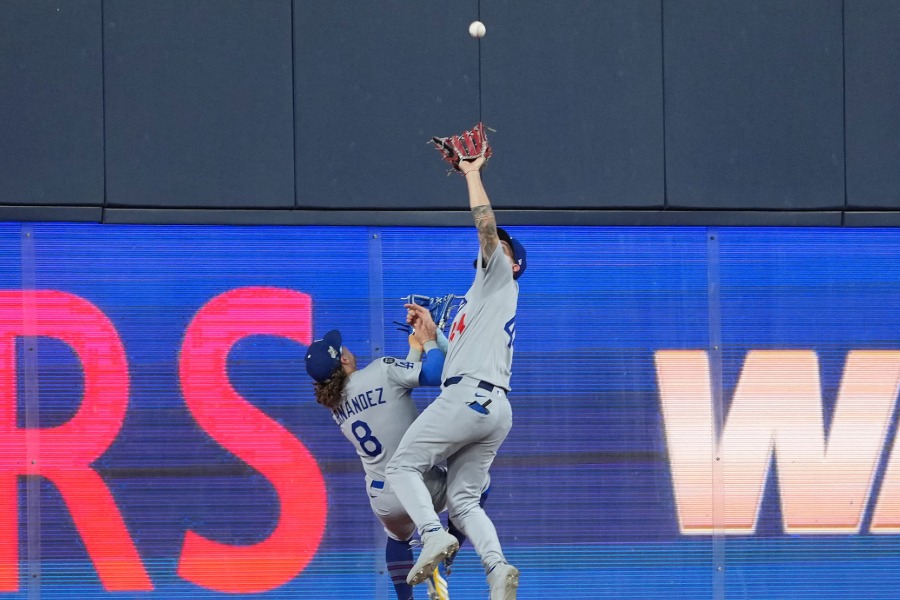 9回の守備で激突したドジャースのアンディ・パヘス(右)とエンリケ・ヘルナンデス【写真:ロイター】