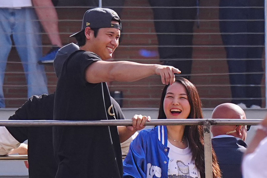 パレードに参加したドジャース・大谷翔平(左)と真美子夫人【写真:荒川祐史】