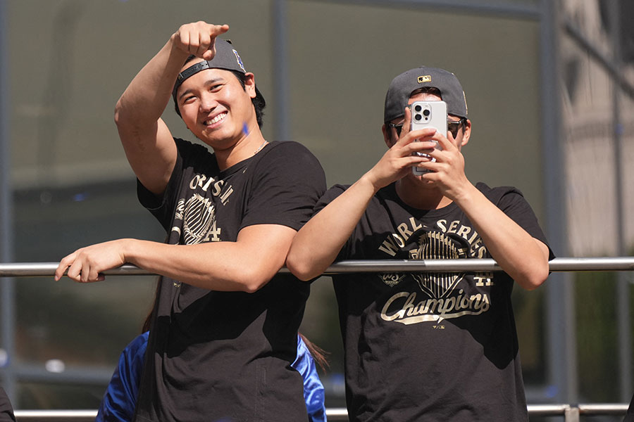 パレードに参加したドジャース・大谷翔平（左）と山本由伸【写真：ロイター】