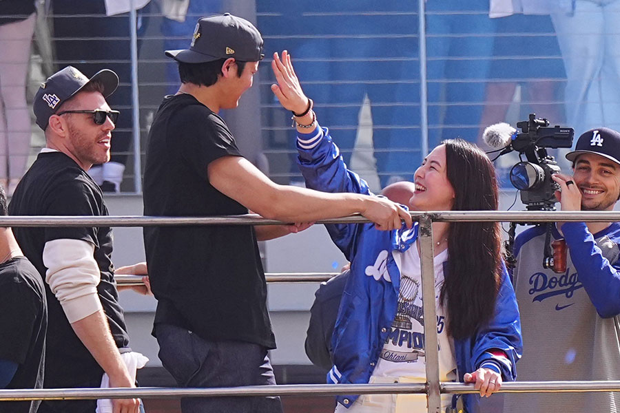 パレードに参加したドジャース・大谷翔平（左）と真美子夫人【写真：荒川祐史】