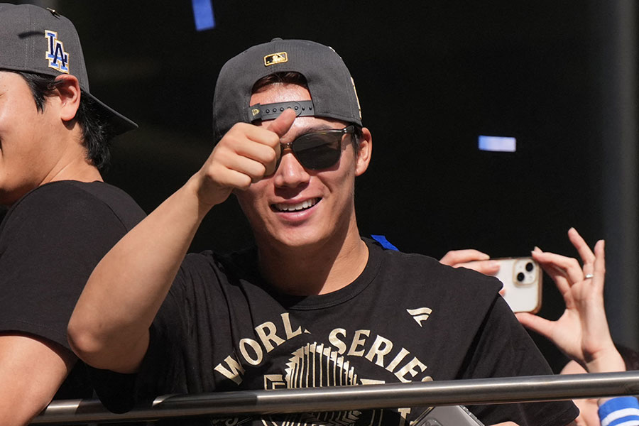 パレードに参加したドジャース・山本由伸【写真：ロイター】