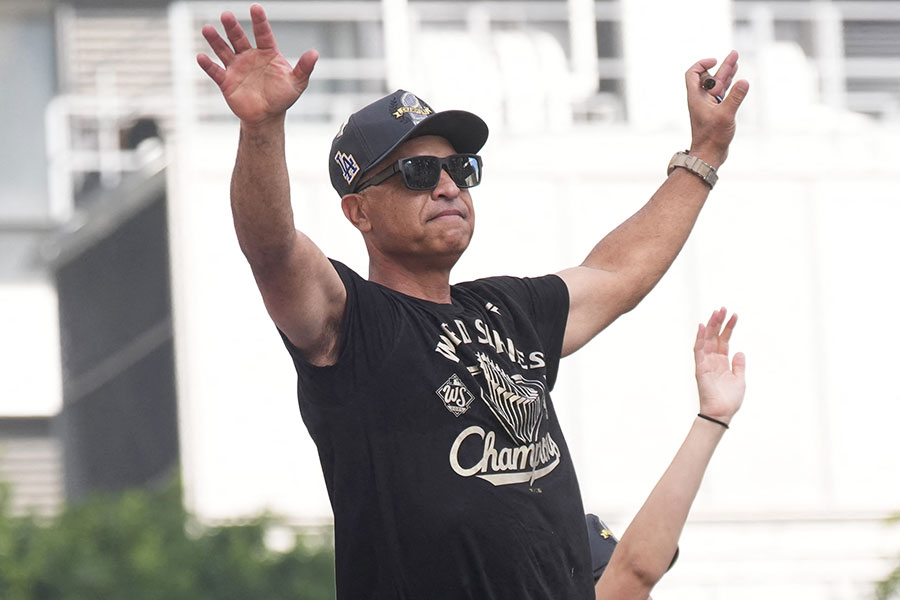 パレードに参加したドジャースのデーブ・ロバーツ監督【写真：ロイター】