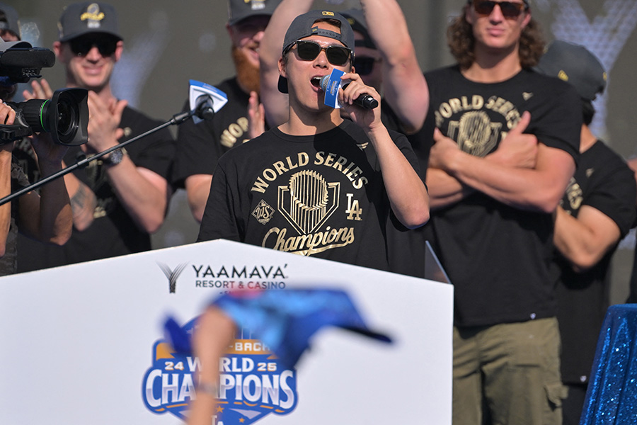 セレモニーでのスピーチで絶叫するドジャース・山本由伸【写真：ロイター】