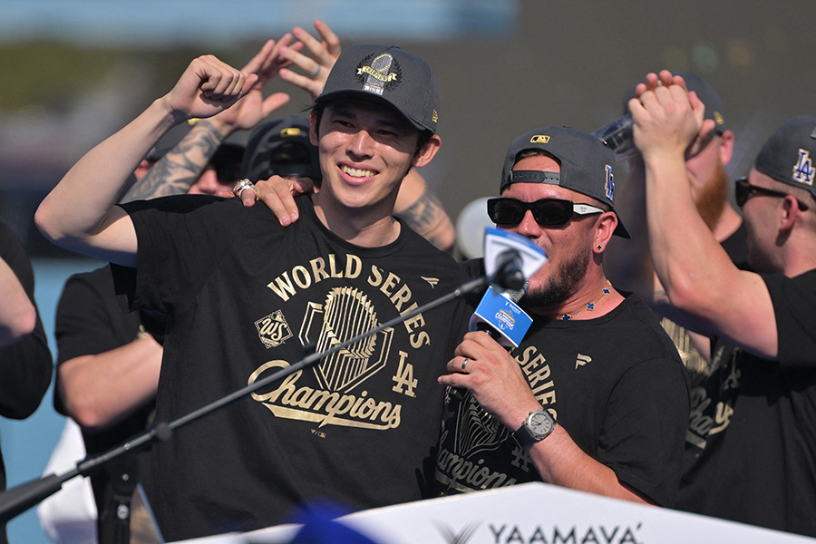 ドジャース・佐々木朗希（左）とミゲル・ロハス【写真：ロイター】