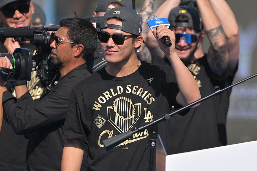 セレモニーでスピーチを行ったドジャース・山本由伸【写真：ロイター】