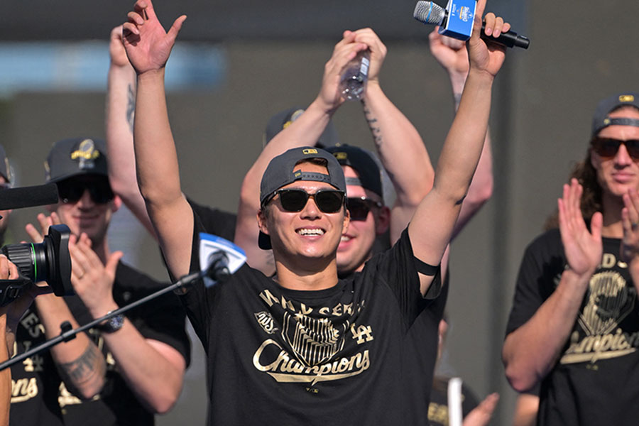 セレモニーに登壇したドジャース・山本由伸【写真：ロイター】