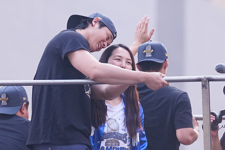 真美子夫人の頭をコツンとつつく大谷翔平【写真：荒川祐史】