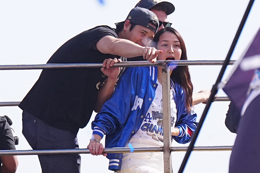 優勝パレードに参加したドジャース・大谷翔平（左）と真美子夫人【写真：荒川祐史】