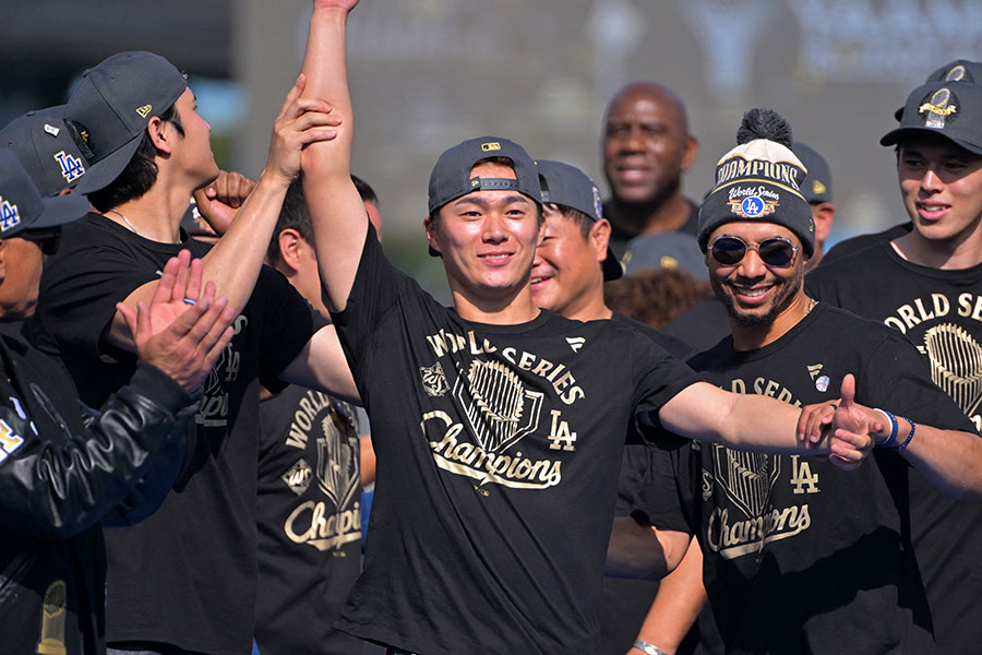 英語でスピーチを行ったドジャース・山本由伸【写真：ロイター】