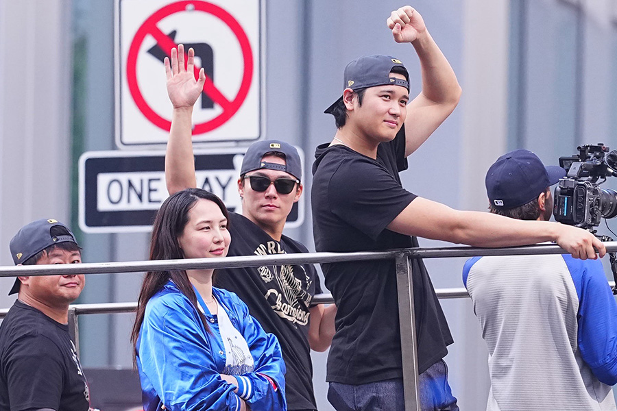 パレードに参加したドジャース・大谷翔平(右)と真美子夫人【写真:荒川祐史】