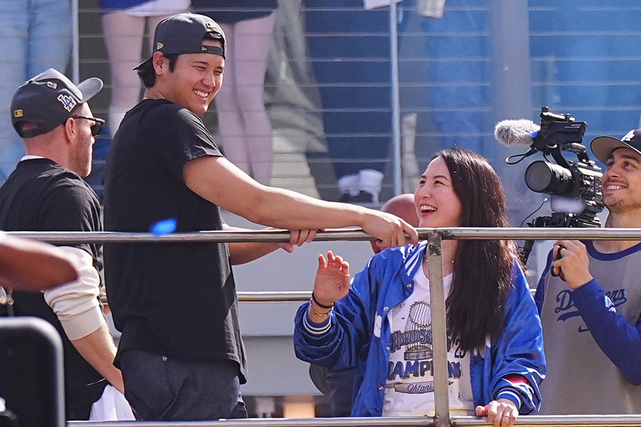 パレードに参加したドジャース・大谷翔平（左）と真美子夫人【写真：荒川祐史】