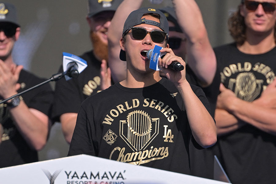 英語でスピーチを行ったドジャース・山本由伸【写真：ロイター】