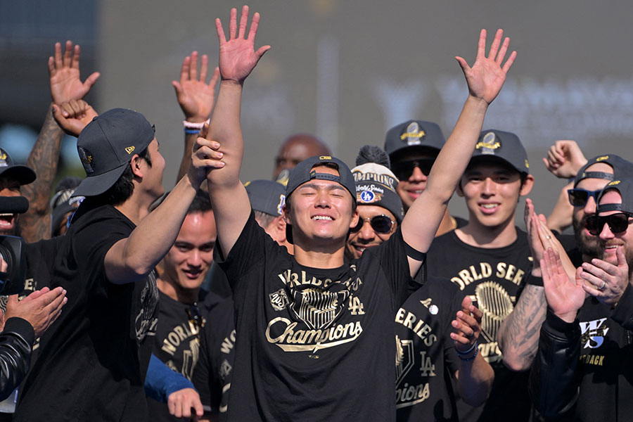 英語でのスピーチを披露したドジャース・山本由伸【写真：ロイター】