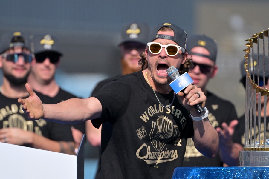 スピーチを行ったドジャースのエンリケ・ヘルナンデス【写真：ロイター】