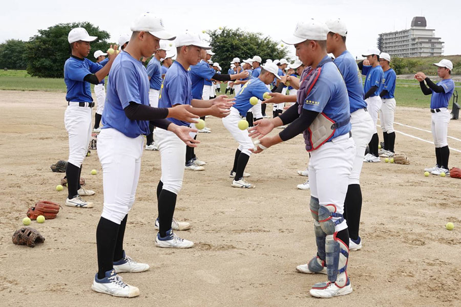 お手玉のメニューを行う門真ビックドリームスナイン【写真:橋本健吾】