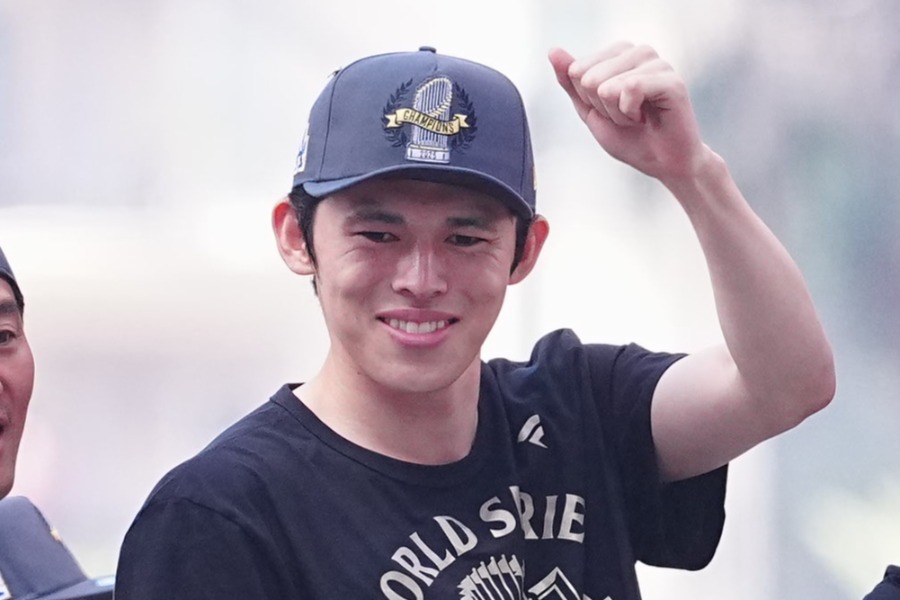 パレードに参加したドジャース・佐々木朗希【写真：荒川祐史】