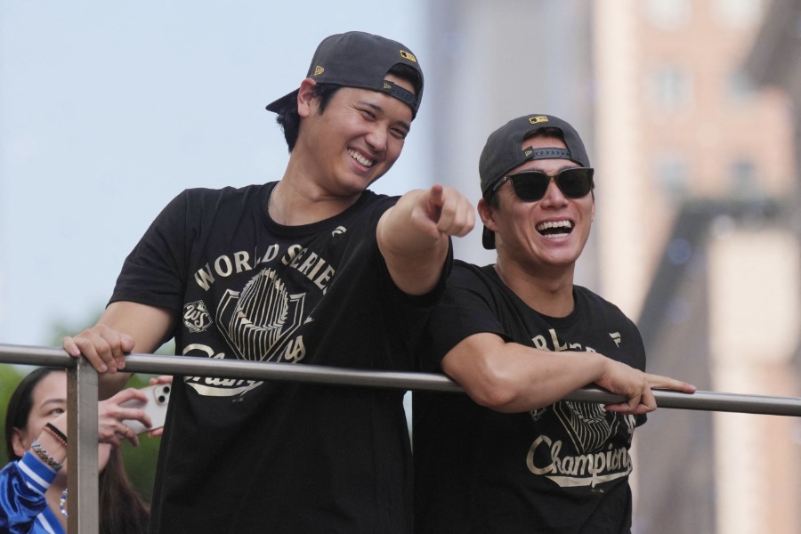 パレードに参加したドジャース・大谷翔平（左）と山本由伸【写真：ロイター】