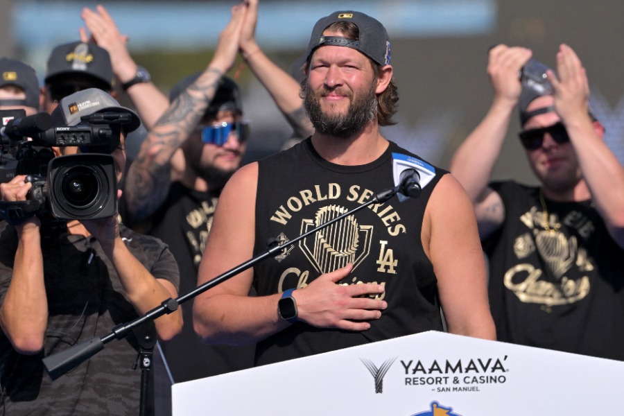 スピーチを行ったドジャースのクレイトン・カーショー【写真：ロイター】