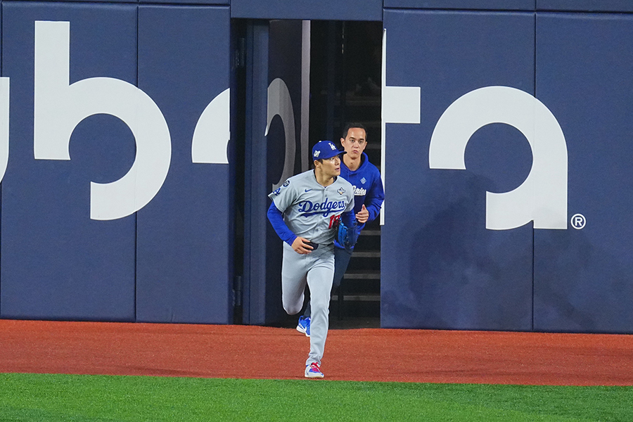 WS第7戦でマウンドへ向かうドジャース・山本由伸【写真:荒川祐史】
