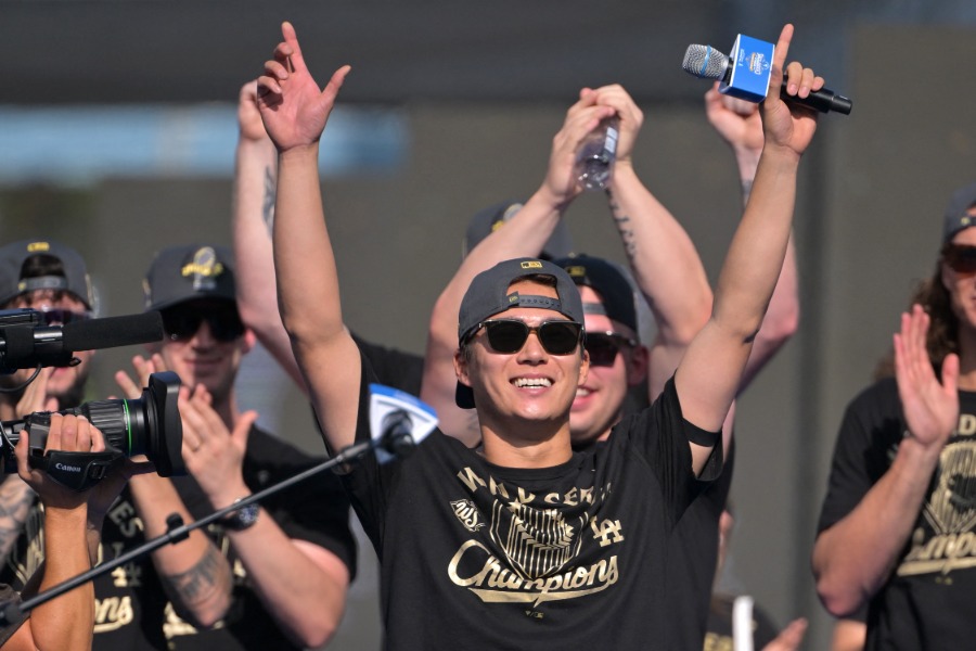 スピーチを行ったドジャース・山本由伸【写真:ロイター】