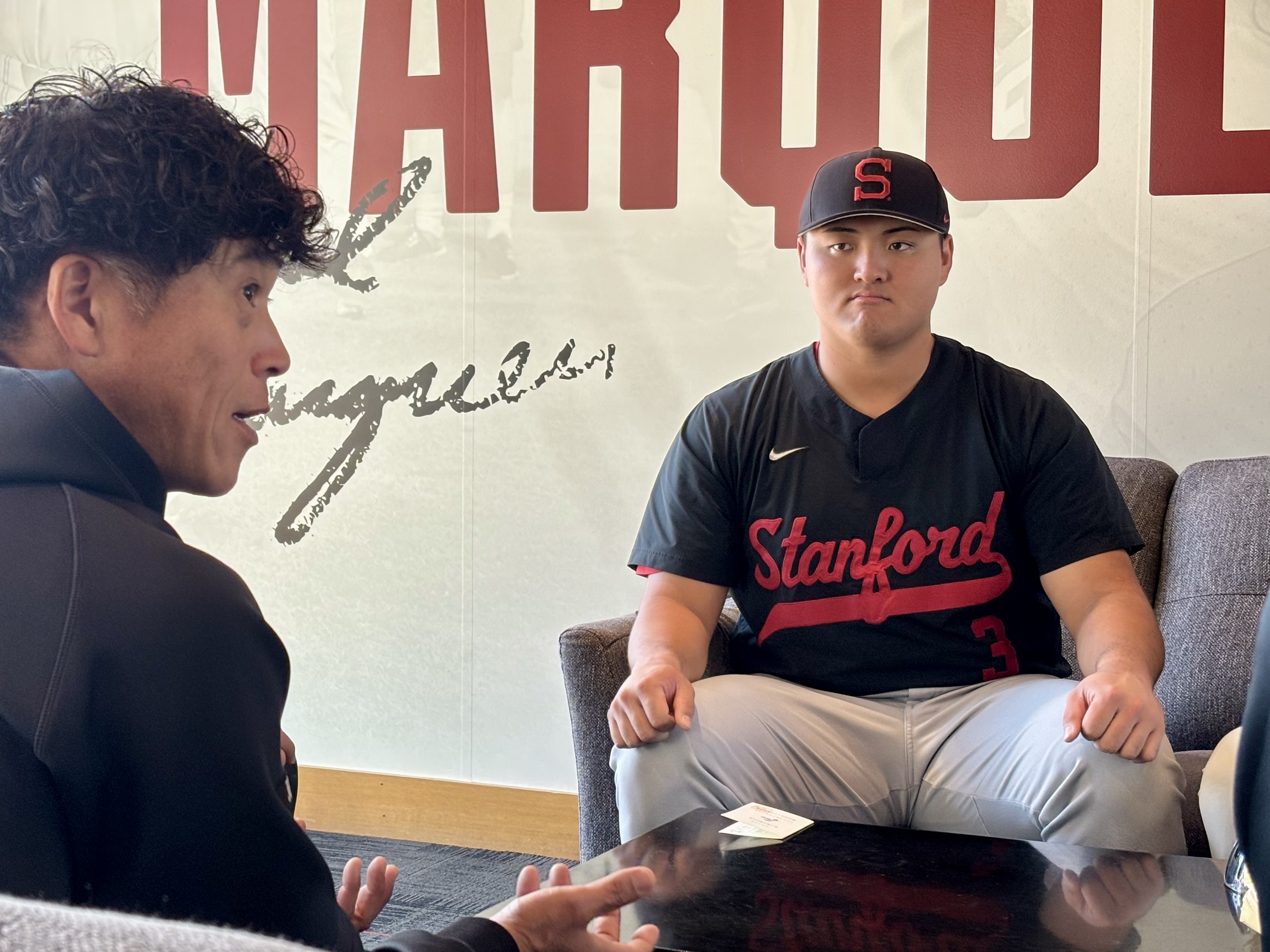 ソフトバンク城島CBOから指名挨拶を受けるスタンフォード大・佐々木麟太郎【福岡ソフトバンクホークス提供】