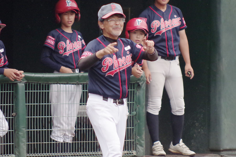 リクエストをする船橋フェニックスの森重浩之監督【写真:喜岡桜】