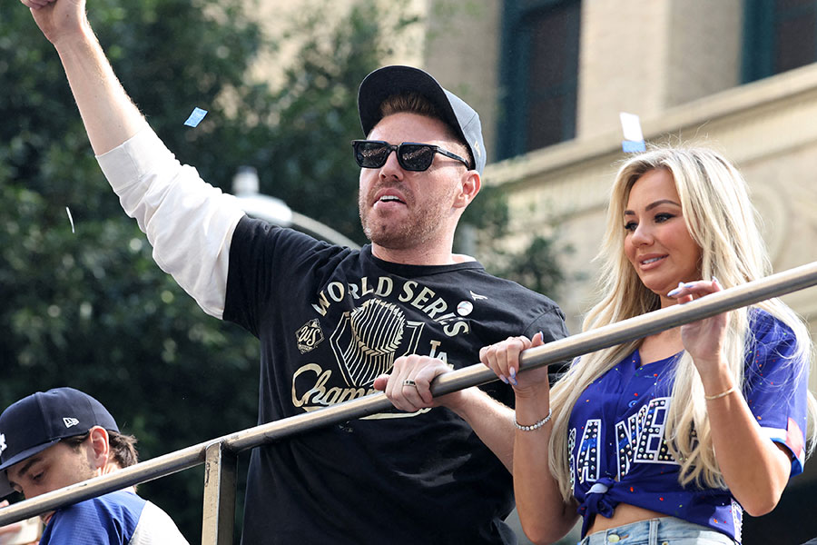 パレードに参加したドジャースのフレディ・フリーマン（左）と妻のチェルシーさん【写真：ロイター】