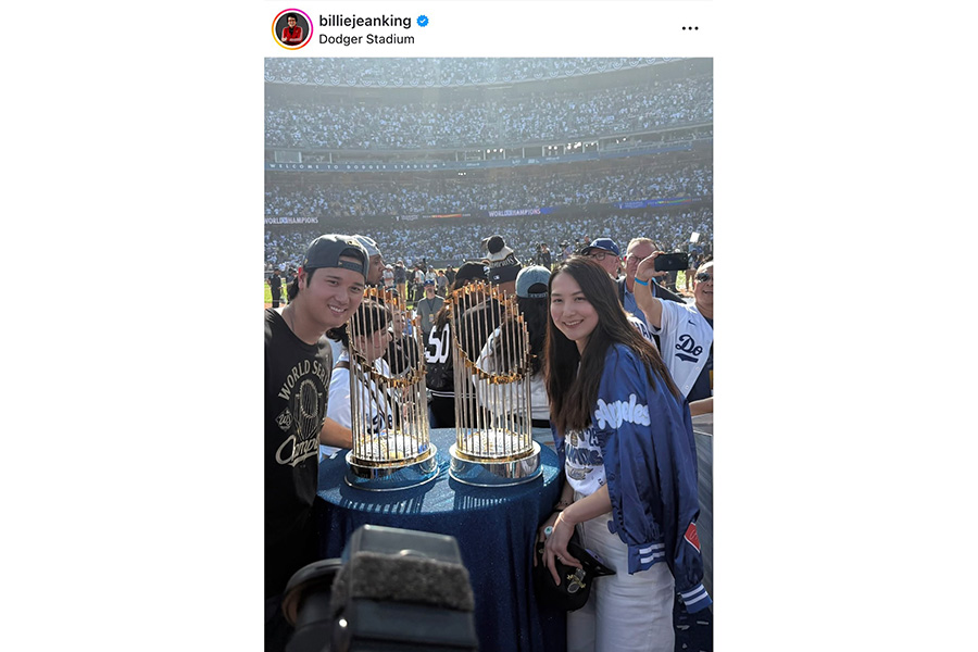 ビリー・ジーン・キング氏が公開したドジャース・大谷翔平(左)と真美子夫人(写真はスクリーンショット)