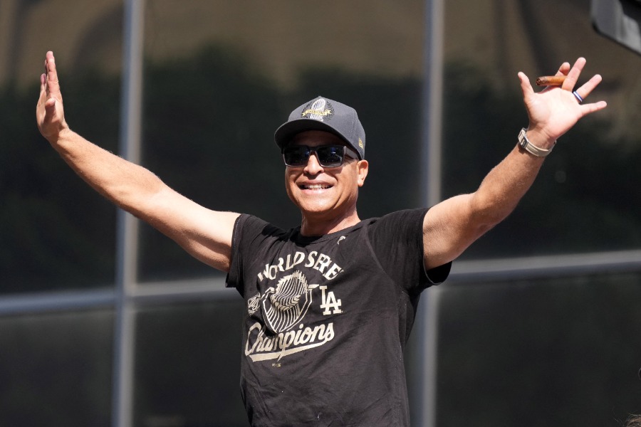 パレードに参加するドジャースのデーブ・ロバーツ監督【写真：ロイター】